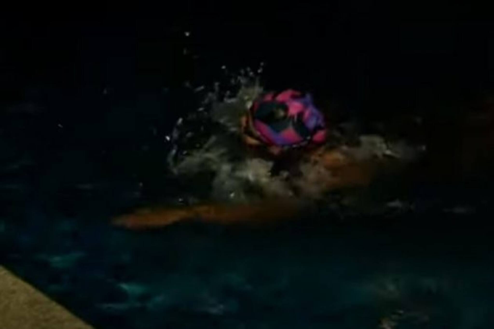 পুলে ১৫ ঘণ্টা সাঁতার কাটলেন সায়নী দাস