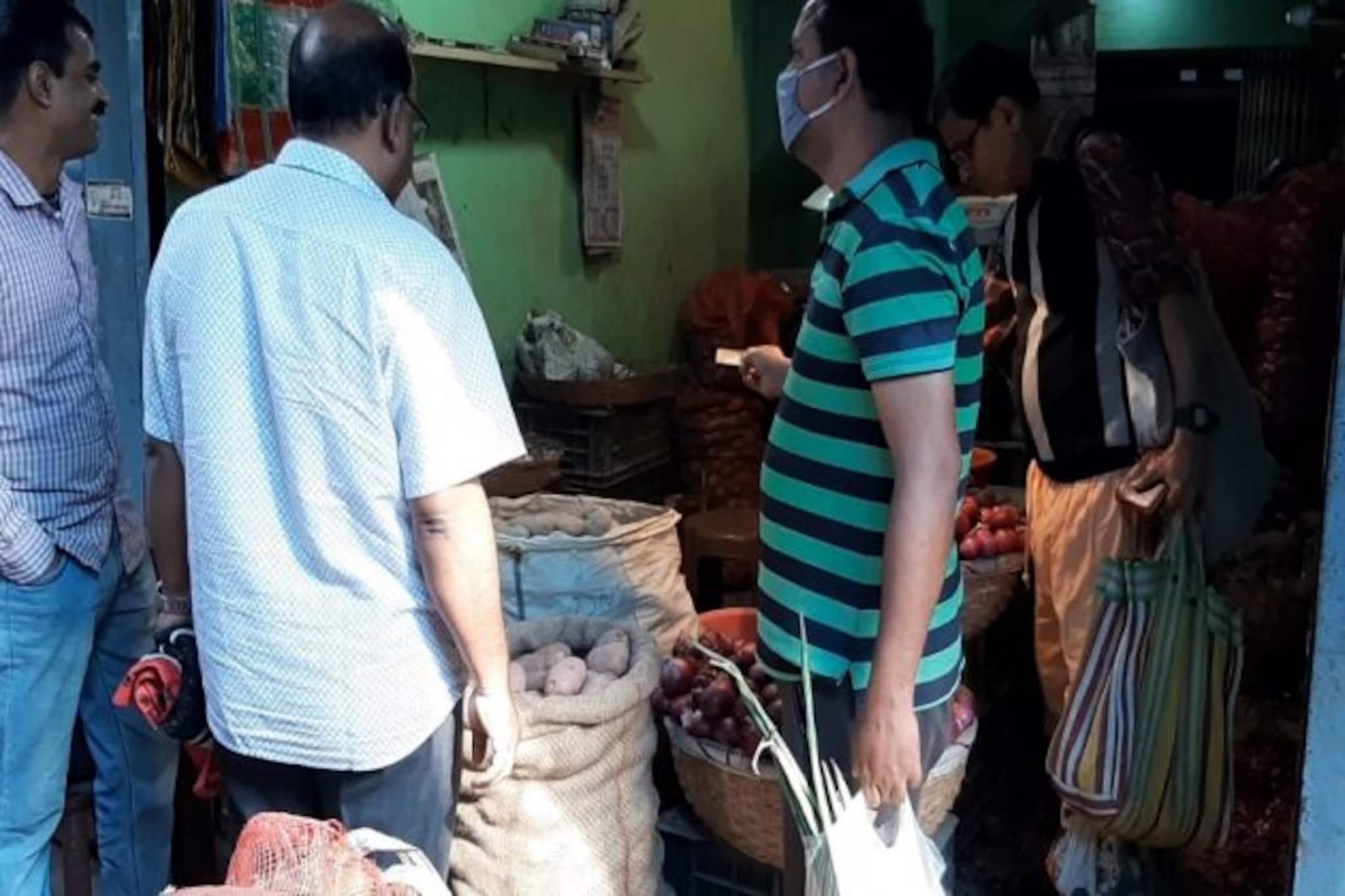 লকডাউনের আতঙ্ক! পণ্য মজুত করতে শিলিগুড়ি বাজারে ব্যাপক ভিড়