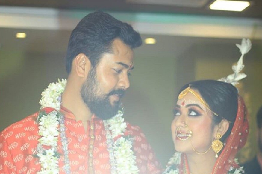 মাথায় টোপর পরে উপনীতা ছবি তুলেছেন ৷ তাঁর বিয়ের ছবি না কোনও কাজের ছবি এটা পরিষ্কার নয় ৷ তবে ইনস্টাগ্রামে ছবিগুলি ঝড় তুলেছে বারেবারে ৷ ছবি সৌজন্যে ইনস্টাগ্রাম ৷ মাথায় টোপর পরে উপনীতা ছবি তুলেছেন ৷ তাঁর বিয়ের ছবি না কোনও কাজের ছবি এটা পরিষ্কার নয় ৷ তবে ইনস্টাগ্রামে ছবিগুলি ঝড় তুলেছে বারেবারে ৷ ছবি সৌজন্যে ইনস্টাগ্রাম ৷