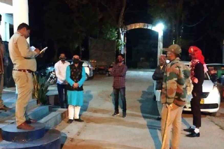 রাতভর থানায় কাটানোর পরে সকালে জামিনে মুক্তি পেয়েছেন তাঁরা ৷ যেহেতু গাড়ি আটক করেছে পুলিশ ৷ তাই সকালে বউকে না নিয়ে পায়ে হেঁটে বাড়ি ফিরে গিয়েছে ৷ রাতভর থানায় কাটানোর পরে সকালে জামিনে মুক্তি পেয়েছেন তাঁরা ৷ যেহেতু গাড়ি আটক করেছে পুলিশ ৷ তাই সকালে বউকে না নিয়ে পায়ে হেঁটে বাড়ি ফিরে গিয়েছে ৷