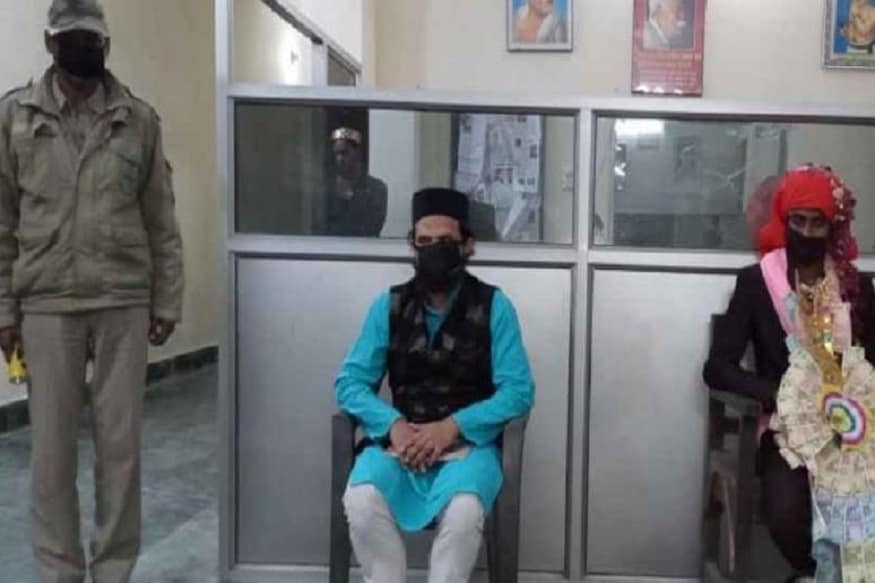 সরকারি নির্দেশকে অমান্য করে বিয়ে করতে বেরিয়েছেন নতুন বর, বউ ও আত্মীয়দের সারা রাত থানায় কাটিয়েছেন ৷ সরকারি নির্দেশকে অমান্য করে বিয়ে করতে বেরিয়েছেন নতুন বর, বউ ও আত্মীয়দের সারা রাত থানায় কাটিয়েছেন ৷