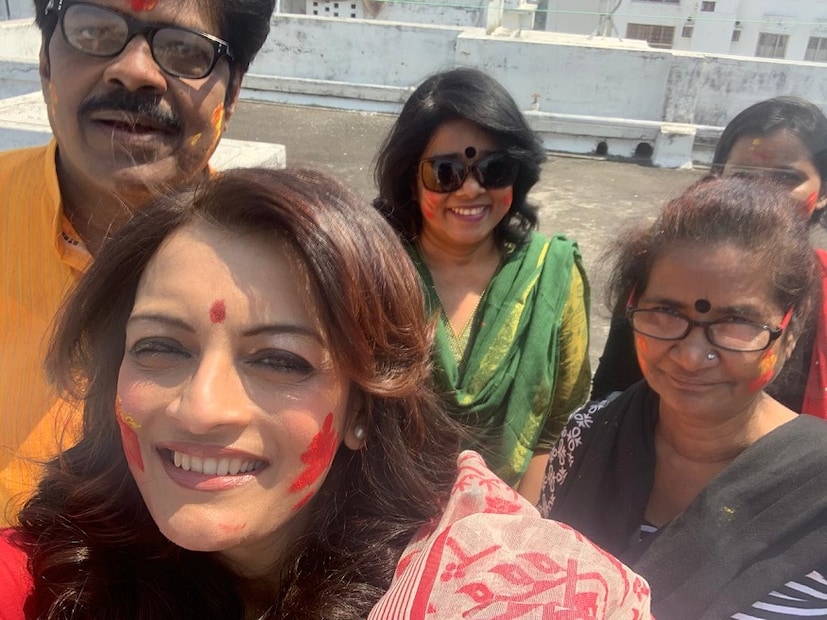 সপরিবারে সপরিবারে দোল উৎসবে মাতলেন ঊষসী