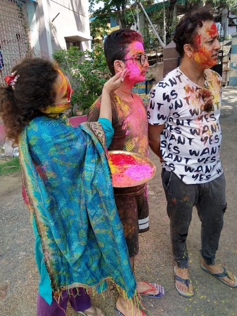 স্ত্রী শ্রেয়া ও ছেলে যশজিৎকে নিয়েই আবির খেলেন জয়জিৎ