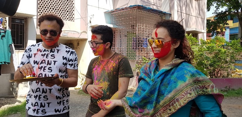 আবিরে রং খেলায় মেতে উঠলেন জয়জিৎ