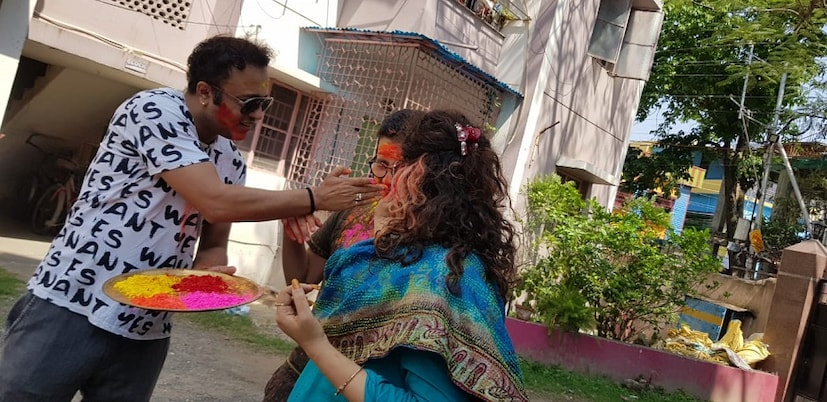 সপরিবারে দোল উৎসবে মাতলেন জয়জিৎ