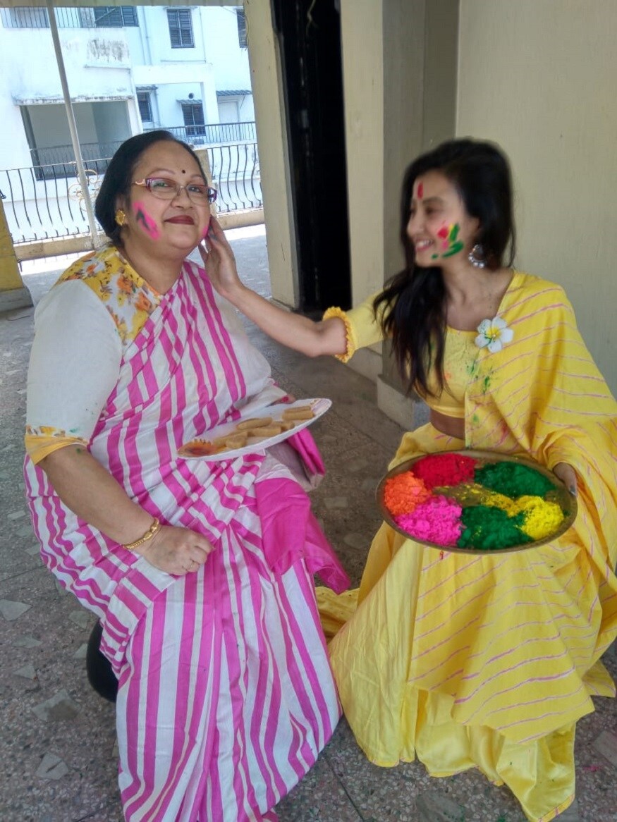 প্রথমে ঠাকুরের পায়ে তারপর মায়ের পায়ে আবির দিয়ে প্রতি বছর শুরু করেন দিনটা। আজও ব্যতিক্রম হল না৷ প্রথমে ঠাকুরের পায়ে তারপর মায়ের পায়ে আবির দিয়ে প্রতি বছর শুরু করেন দিনটা। আজও ব্যতিক্রম হল না৷