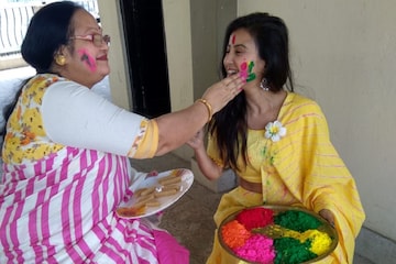 প্রথমে ঠাকুরের পায়ে আবির, তারপর মায়ের গালে আবির মাখিয়ে দোল শুরু মনামীর, দেখুন