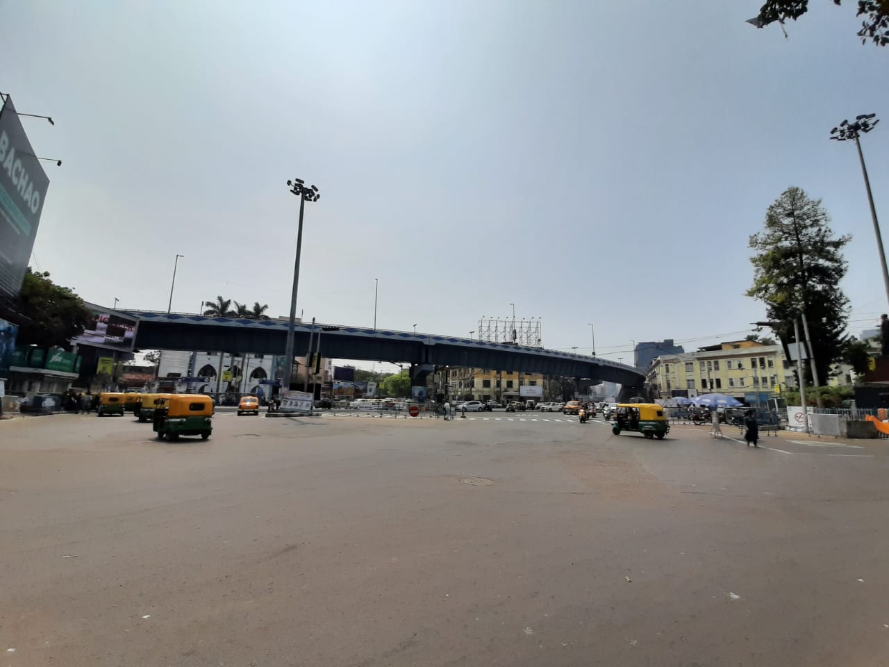 •লালবাজার ট্রাফিক কন্ট্রোল রুম জানাচ্ছে সকাল ৯ টা থেকে ১১টা অবধি অর্থাৎ 'পিক আওয়া'রে শহরের কোথাও কোনো যানজটের খবর আসেনি। অস্বাভাবিক ভাবে গাড়ির সংখ্যা অনেকটাই কমে যাওয়ার পেছনে তিনটি কারণকে চিহ্নিত করেছে পুলিশ। •লালবাজার ট্রাফিক কন্ট্রোল রুম জানাচ্ছে সকাল ৯ টা থেকে ১১টা অবধি অর্থাৎ 'পিক আওয়া'রে শহরের কোথাও কোনো যানজটের খবর আসেনি। অস্বাভাবিক ভাবে গাড়ির সংখ্যা অনেকটাই কমে যাওয়ার পেছনে তিনটি কারণকে চিহ্নিত করেছে পুলিশ।