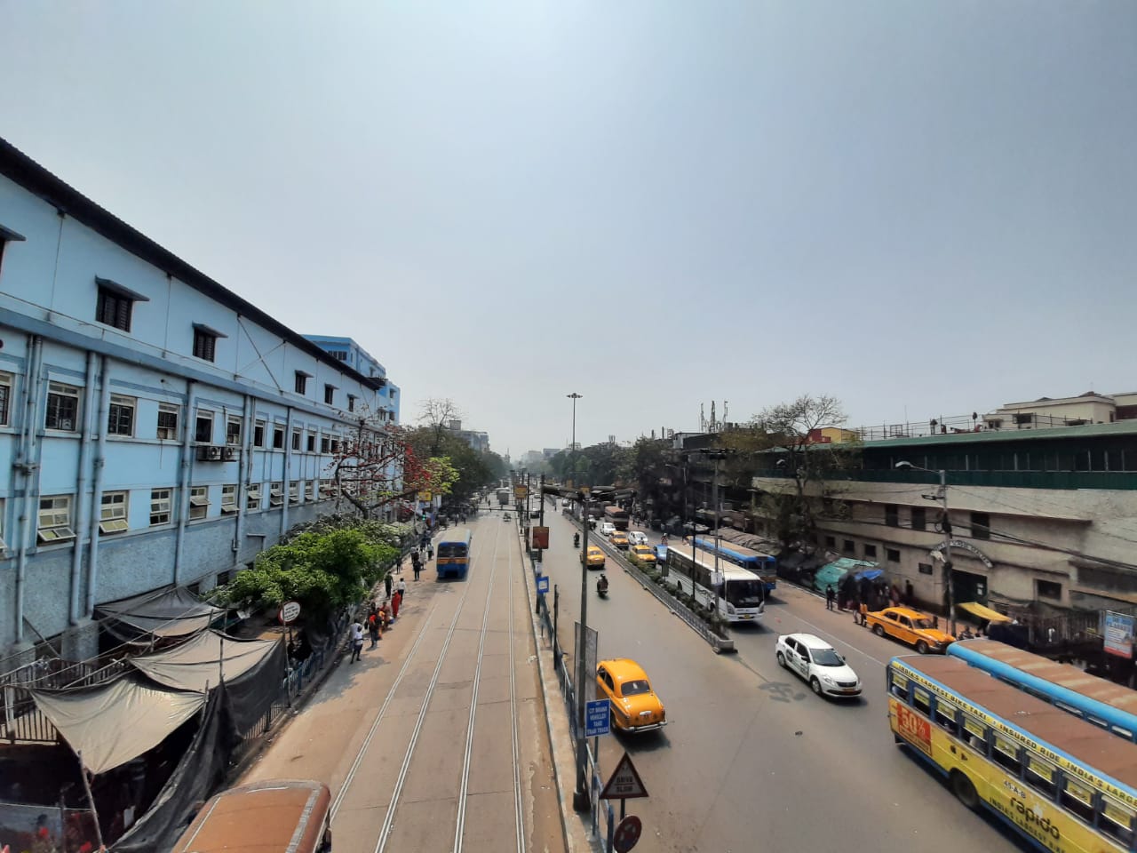 • প্রথমত, স্কুল-কলেজগুলিতে ছুটি থাকায় কমেছে গাড়ির সংখ্যা। দ্বিতীয়ত এদিন কোথাও কোন মিটিং মিছিল হয়নি এবং তৃতীয় সবথেকে বড় যে কারণটি তারা খুঁজে বের করেছেন তা হল করোনা আতঙ্ক। • প্রথমত, স্কুল-কলেজগুলিতে ছুটি থাকায় কমেছে গাড়ির সংখ্যা। দ্বিতীয়ত এদিন কোথাও কোন মিটিং মিছিল হয়নি এবং তৃতীয় সবথেকে বড় যে কারণটি তারা খুঁজে বের করেছেন তা হল করোনা আতঙ্ক।