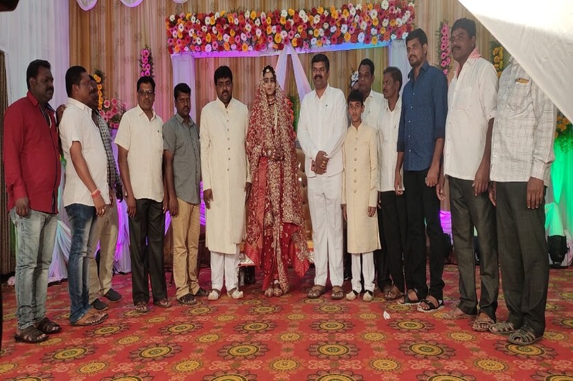  ▪কিন্তু বিয়ে পিছোতে নিমরাজি ছিল দুই পরিবার৷ তাই সকলের মত নিয়ে অনলাইনেই নিকাহ সেরে ফেলার সিদ্ধান্ত নেওয়া হল৷ ডিজিটাল যুগে এইভাবেই নেটদুনিয়ার ওপর ভরসা রাখলেন সকলে৷ মুখে হাসি ফুটলো পাত্রপাত্রীর৷