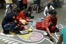 বসন্ত উৎসবের প্রাক্কালে রাতারাতি বাহারি রঙ্গোলিতে সাজল রাজপথ, কোথায় জেনে নিন.. বসন্ত উৎসবের প্রাক্কালে রাতারাতি বাহারি রঙ্গোলিতে সাজল রাজপথ, কোথায় জেনে নিন..