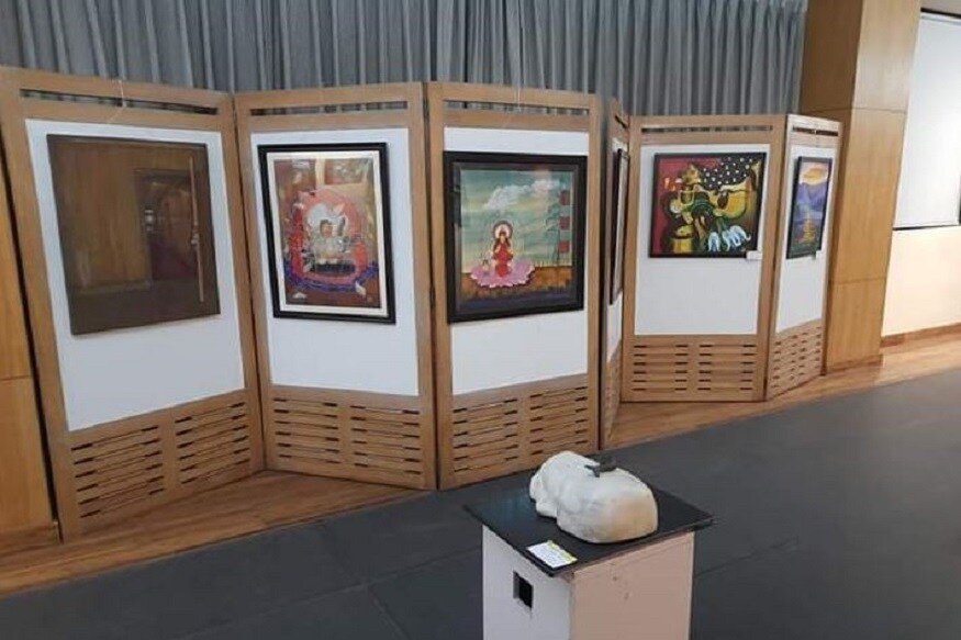 ওয়াসিম কাপুর, নরাঞ্জন প্রধান, মলয় চন্দন সাহা, মনোরঞ্জন কুমার(বিএসএফ কমান্ডেন্ট), অর্পিতা ভট্টাচার্য (কলকাতা পুলিসের সাব ইনসপেক্টর)-এর আঁকা ছবি প্রদর্শিত হয় এই এগজিবেশনে৷ ওয়াসিম কাপুর, নরাঞ্জন প্রধান, মলয় চন্দন সাহা, মনোরঞ্জন কুমার(বিএসএফ কমান্ডেন্ট), অর্পিতা ভট্টাচার্য (কলকাতা পুলিসের সাব ইনসপেক্টর)-এর আঁকা ছবি প্রদর্শিত হয় এই এগজিবেশনে৷