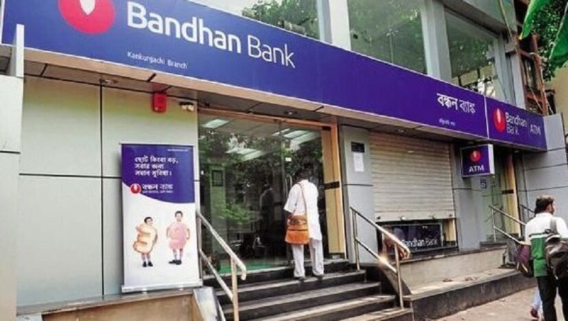 সমাজের পিছিয়ে পড়া মহিলাদের ঋণ দেওয়ার জন্য প্রথমে তিনি মাইক্রোফাইন্যান্সের সংস্থা খোলেন ৷ এর জন্য তিনি চাকরি ছেড়ে দেন ৷ তার সিদ্ধান্তের বিরোধীতা করে পরিবারের সদস্যরা ৷ কিন্তু বাধা না মেনে আত্মীয় ও বন্ধুদের থেকে ২ লাখ টাকা লোন নিয়ে নিজের সংস্থা খোলেন চন্দ্রশেখর ৷ নাম দেন বন্ধন ৷