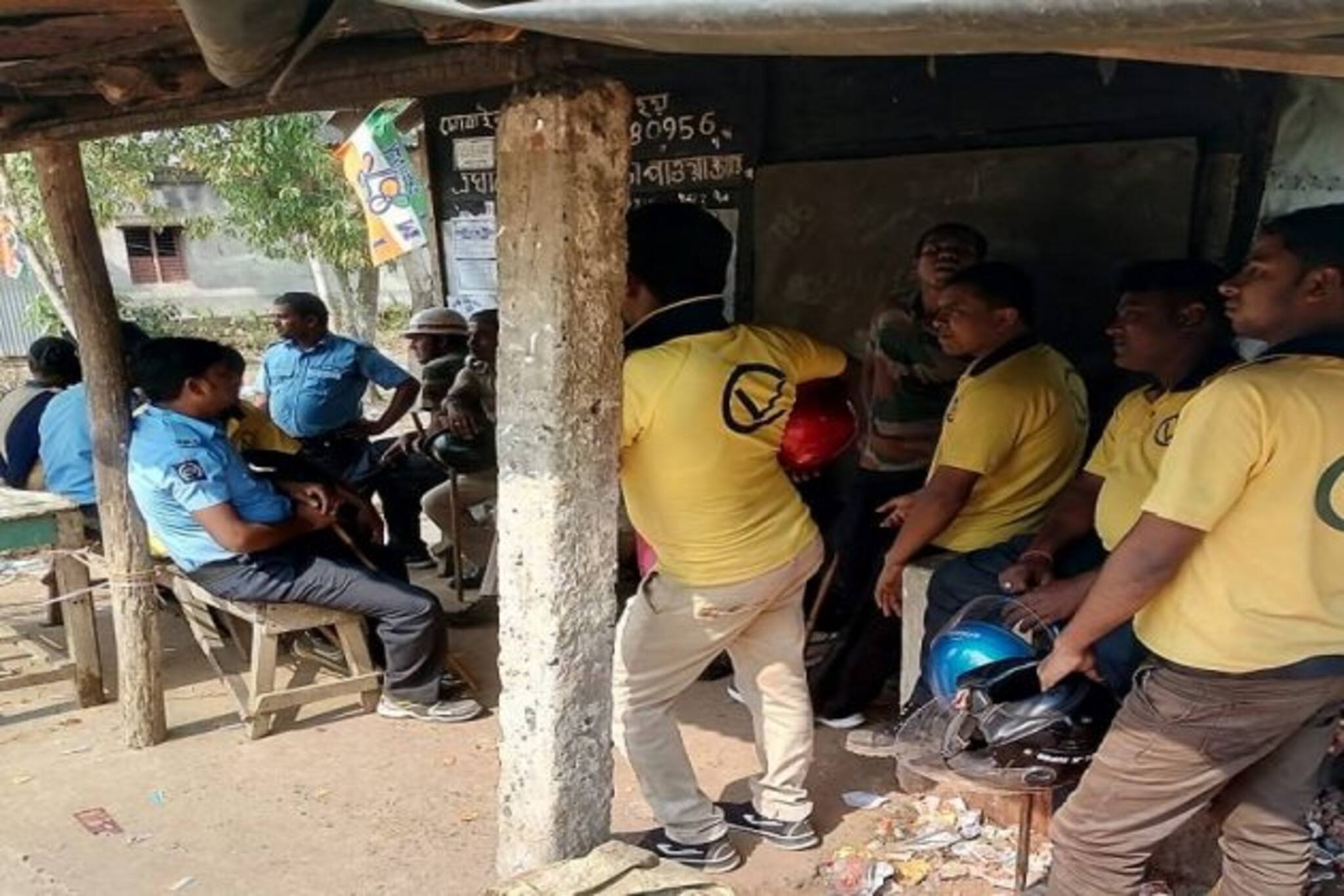 রাস্তা তৈরি নিয়ে দফায় দফায় সংঘর্ষ, চলছে বোমবাজিও