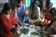 বীরভূমের গ্রামে ৩২ জন মহিলা মিলে তৈরি করছেন ঘরোয়া স্যানিটাইজার বীরভূমের গ্রামে ৩২ জন মহিলা মিলে তৈরি করছেন ঘরোয়া স্যানিটাইজার