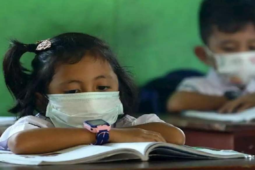 UNICEF প্রথমেই জানাচ্ছে, বারবার সাবান দিয়ে হাত ধুতে হবে৷ সবচেয়ে ভালো হয়, অ্যালকোহল বেসড হ্যান্ডওয়াশ দিয়ে হাত ঘষে নিলে৷ নাক ও মুখ ঢেকে রাখতে N95 মাস্ক ব্যবহার করুন৷ কারও যদি ফ্লু-এর লক্ষণ দেখেন, সেই ব্যক্তি থেকে সন্তানকে দূরে রাখুন৷ জ্বর, সর্দি, কাশি বা শ্বাসের সমস্যা হলে অবিলম্বে ডাক্তার দেখান৷ UNICEF প্রথমেই জানাচ্ছে, বারবার সাবান দিয়ে হাত ধুতে হবে৷ সবচেয়ে ভালো হয়, অ্যালকোহল বেসড হ্যান্ডওয়াশ দিয়ে হাত ঘষে নিলে৷ নাক ও মুখ ঢেকে রাখতে N95 মাস্ক ব্যবহার করুন৷ কারও যদি ফ্লু-এর লক্ষণ দেখেন, সেই ব্যক্তি থেকে সন্তানকে দূরে রাখুন৷ জ্বর, সর্দি, কাশি বা শ্বাসের সমস্যা হলে অবিলম্বে ডাক্তার দেখান৷