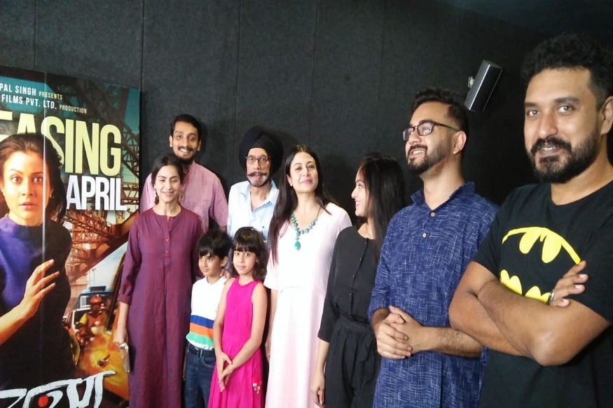 সামনে এল সৌকর্য ঘোষালের নতুন ছবি রক্ত রহস্যের ট্রেলর। আনুষ্ঠানিক লঞ্চে হাজির ছিল পুরো টিম। মুখ্য ভূমিকায় কোয়েল মল্লিক। ছবিটি মুক্তি পাবে ১০ এপ্রিল। প্রথম ছবি পেন্ডুলাম এর পর ফের থ্রিলারে হাত দিয়েছেন সৌকর্য। যদিও এটি একটি ইমোশনাল থ্রিলার। কোয়েলের কাছেও স্বর্ণজার চরিত্রটি তেও তারই প্রকাশ রয়েছে পুরোদমে। সামনে এল সৌকর্য ঘোষালের নতুন ছবি রক্ত রহস্যের ট্রেলর। আনুষ্ঠানিক লঞ্চে হাজির ছিল পুরো টিম। মুখ্য ভূমিকায় কোয়েল মল্লিক। ছবিটি মুক্তি পাবে ১০ এপ্রিল। প্রথম ছবি পেন্ডুলাম এর পর ফের থ্রিলারে হাত দিয়েছেন সৌকর্য। যদিও এটি একটি ইমোশনাল থ্রিলার। কোয়েলের কাছেও স্বর্ণজার চরিত্রটি তেও তারই প্রকাশ রয়েছে পুরোদমে।