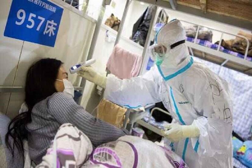  করোনা আক্রান্তদের উপর করা একটি সমীক্ষায় দেখা গিয়েছে, আক্রান্তরা সবাই করোনার প্রাথমিক পর্যায়ে ছিলেন, তাড়াতাড়িই সুস্থ হয়ে যান। তাঁদের শরীরে করোনা ভাইরাসের আর কোনও উপসর্গও ছিল না। ফলে, তাঁদের স্বাভাবিক জীবনে ছেড়ে দেওয়া হয়। এরপরই ঘটে বিপত্তি। তাঁদের থেকে আশাপাশের অনেক মানুষের মধ্যে সংক্রমণ ছড়িয়ে পড়ে। 