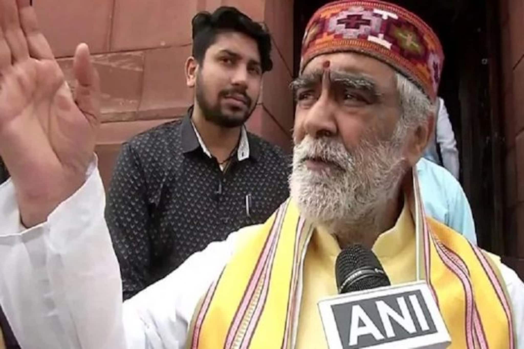 ‘১৫ মিনিট কড়া রোদে বসে থাকুন, শরীরে থাকা করোনা ভাইরাস মরে যাবে’,