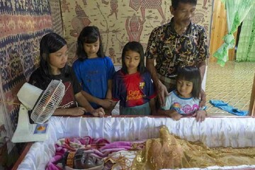 আজব গ্রাম, এখানে মৃতদের সঙ্গে থাকেন মানুষেরা, আড্ডাও চলে রোজ !