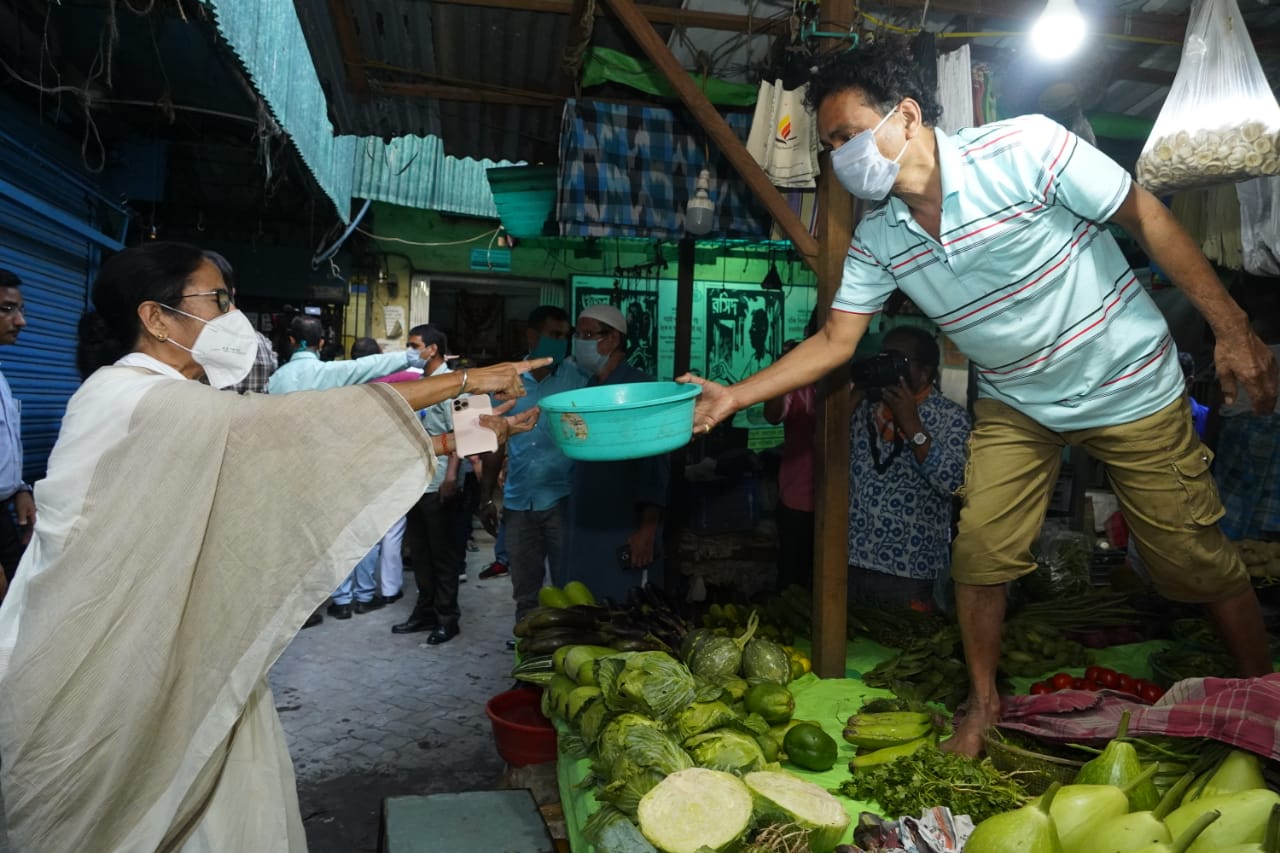 জানবাজারের পর মুখ্যমন্ত্রী যান রফি আহমেদ কিদওয়াই রোডে। সেখানেও খুচরো বিক্রেতা ও ক্রেতাদের সঙ্গে কথা বলেন মমতা বন্দ্যোপাধ্যায় ৷ জানবাজারের পর মুখ্যমন্ত্রী যান রফি আহমেদ কিদওয়াই রোডে। সেখানেও খুচরো বিক্রেতা ও ক্রেতাদের সঙ্গে কথা বলেন মমতা বন্দ্যোপাধ্যায় ৷