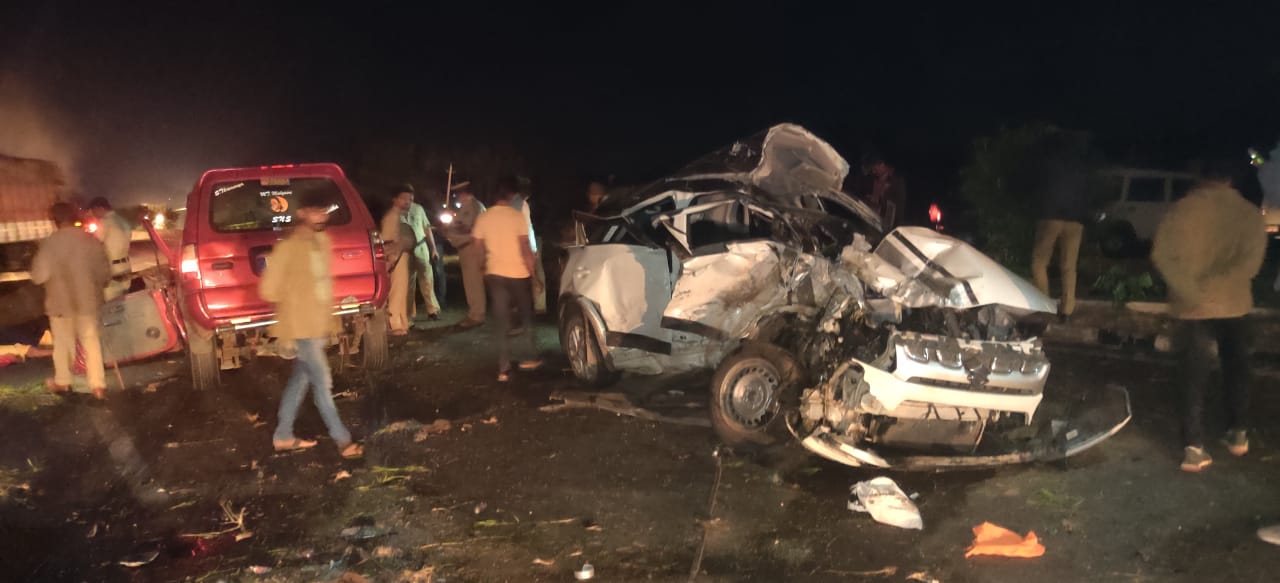 ৭৫ নম্বর জাতীয় সড়কের ঘটনা ৷ মৃতদেহগুলি ঘটনাস্থল থেকে উদ্ধার করেছে পুলিশ ৷ দেহগুলি ময়নাতদন্তের জন্য পাঠানো হয়েছে ৷ ৭৫ নম্বর জাতীয় সড়কের ঘটনা ৷ মৃতদেহগুলি ঘটনাস্থল থেকে উদ্ধার করেছে পুলিশ ৷ দেহগুলি ময়নাতদন্তের জন্য পাঠানো হয়েছে ৷