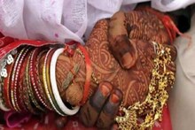 পরণে ছাপা শাড়ি, মাটির দালানে খেতে বসে স্বামী যা দেখলেন, Tiktok ভিডিও Viral