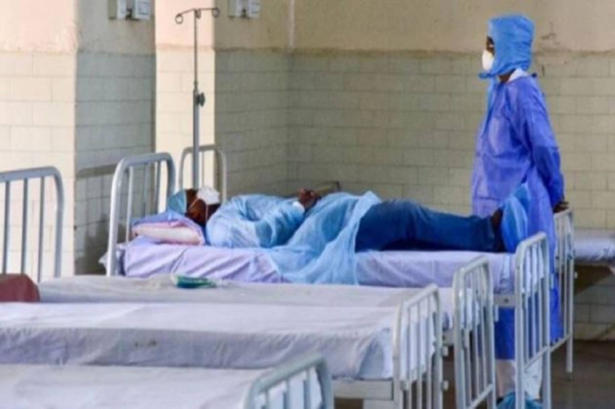 গৃহ পর্যবেক্ষণে পাঠানো হল সস্ত্রীক স্বরাষ্ট্রসচিবকে