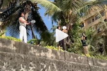 যেই না বাজল পাঁচটা, পাঁচিলে দাঁড়িয়েই থালা বাজালেন অক্ষয়-হৃতিক !
