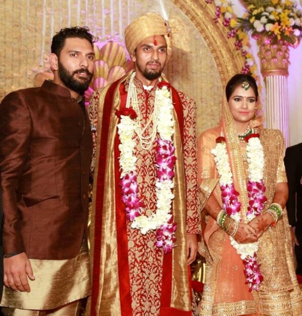 ওনার বোনকে সংযুক্ত সর্বশ্রেষ্ঠ খেলোয়াড় নির্বাচন করা হয় ৷ ইশান্তের শর্মা -র স্ত্রীও ভারতীয় বাস্কেটবলের দলের খেলোয়াড় ছিলেন ৷২০১৬ সালে ইশান্তের সঙ্গে বিবাহবন্ধনে আবদ্ধ হন প্রতিমা৷৷Photo- File 