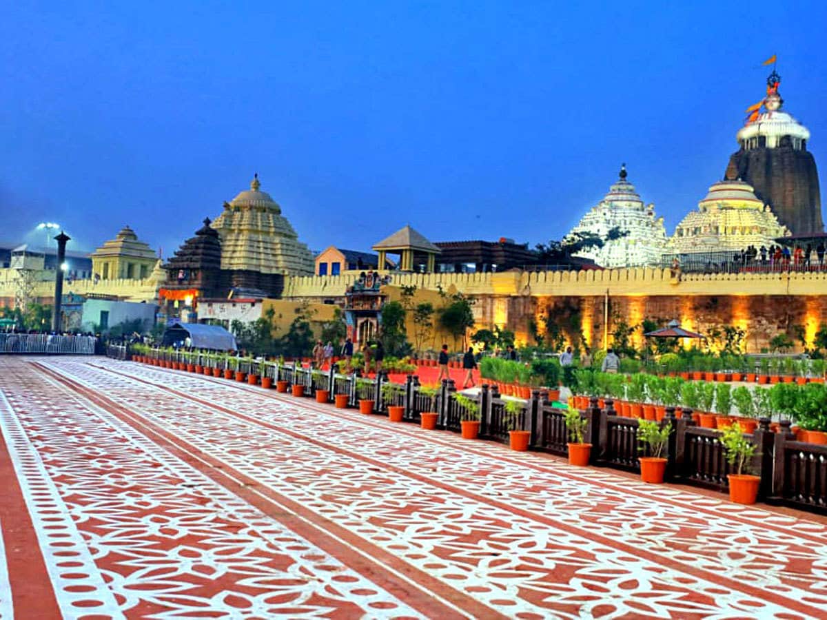 মন্দির প্রশাসন হাতিদ্বার, বৌদ্ধদ্বার এবং অশ্বাদ্বার ও সিংহদ্বার - চারটি গেটের মাধ্যমে স্থানীয় ভক্তদের প্রবেশের অনুমতি দেওয়ার সিদ্ধান্ত নিয়েছে । তবে মন্দিরে ঢোকার সময় একটা coronavirus self-declaration ফর্ম ভরতে হবে পূণ্যর্থীদের ৷ মন্দির চত্বরের পাশাপাশি শহরের বিভিন্ন জায়গায় দেওয়া হচ্ছে এই ফর্ম ৷ প্রায় ৩০ হাজার পূর্ণ্যার্থী রোজ মন্দিরে আসেন ৷ মন্দিরের লাইনে ২ মিটার ব্যবধান রাখতেও বলা হয়েছে ৷ গত ১৫ দিনে কোনও করোনা আক্রান্ত দেশ বা রাজ্যে সেই পূণ্যার্থী গিয়েছে কী না, সেটাও জানাতে হচ্ছে ফর্মে ৷ মন্দির প্রশাসন হাতিদ্বার, বৌদ্ধদ্বার এবং অশ্বাদ্বার ও সিংহদ্বার - চারটি গেটের মাধ্যমে স্থানীয় ভক্তদের প্রবেশের অনুমতি দেওয়ার সিদ্ধান্ত নিয়েছে । তবে মন্দিরে ঢোকার সময় একটা coronavirus self-declaration ফর্ম ভরতে হবে পূণ্যর্থীদের ৷ মন্দির চত্বরের পাশাপাশি শহরের বিভিন্ন জায়গায় দেওয়া হচ্ছে এই ফর্ম ৷ প্রায় ৩০ হাজার পূর্ণ্যার্থী রোজ মন্দিরে আসেন ৷ মন্দিরের লাইনে ২ মিটার ব্যবধান রাখতেও বলা হয়েছে ৷ গত ১৫ দিনে কোনও করোনা আক্রান্ত দেশ বা রাজ্যে সেই পূণ্যার্থী গিয়েছে কী না, সেটাও জানাতে হচ্ছে ফর্মে ৷