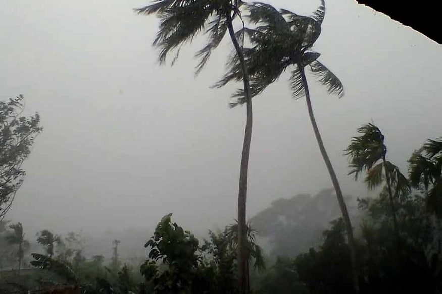 বিহার থেকে ওড়িশা উপকূল পর্যন্ত নিম্নচাপ অক্ষরেখা। এই সিস্টেম গুলির প্রভাবে আজও বিক্ষিপ্তভাবে ঝড়-বৃষ্টি রাজ্যে। আগামীকাল থেকে পরিষ্কার আকাশ । বিগত ২৪ ঘণ্টায় রাজ্যের প্রায় সব জেলাতেই বজ্রবিদ্যুৎ সহ হালকা থেকে মাঝারি বৃষ্টি এবং কোথাও কোথাও বিক্ষিপ্তভাবে ৩০ থেকে ৫০ কিলোমিটার পর্যন্ত দমকা হাওয়া । প্রতীকী ছবি ৷ বিহার থেকে ওড়িশা উপকূল পর্যন্ত নিম্নচাপ অক্ষরেখা। এই সিস্টেম গুলির প্রভাবে আজও বিক্ষিপ্তভাবে ঝড়-বৃষ্টি রাজ্যে। আগামীকাল থেকে পরিষ্কার আকাশ । বিগত ২৪ ঘণ্টায় রাজ্যের প্রায় সব জেলাতেই বজ্রবিদ্যুৎ সহ হালকা থেকে মাঝারি বৃষ্টি এবং কোথাও কোথাও বিক্ষিপ্তভাবে ৩০ থেকে ৫০ কিলোমিটার পর্যন্ত দমকা হাওয়া । প্রতীকী ছবি ৷
