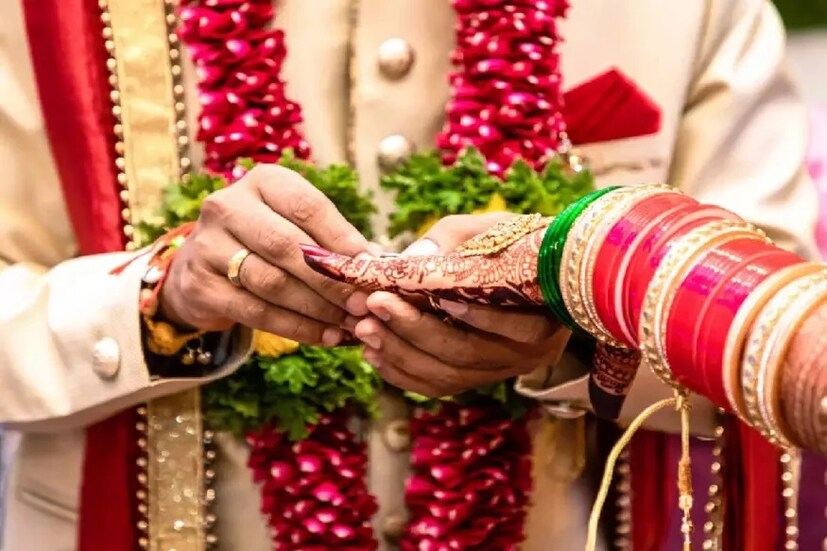 ২৷ বিয়ের পর নববধূর ওপর বিশাল দায়িত্ব থাকে। নতুন পরিবারের সাথে খাপ খাইয়ে নিতে হয় তাঁকে। এদিকে মা ছেলেকে বিয়ে দিয়ে আর আগের মতো করে পান না। শ্বাশুড়ি, পরিবারের সমস্যা, এসব নিয়ে অনেক কথাই স্বামীকে তাঁর স্ত্রী কখনোই বলতে পারেন না। 