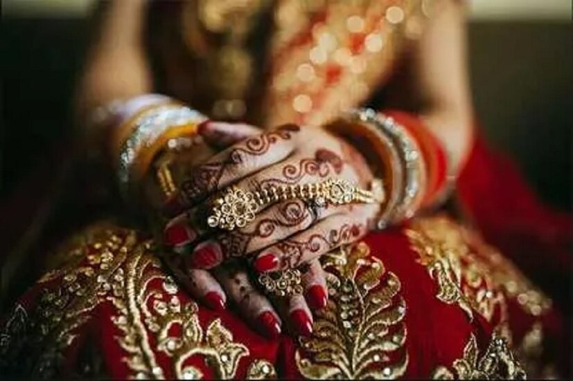 ৫৷ বিছানায় সুখী না হলেও মেয়েরা মুখ খুলতে পারে না। আমাদের সমাজে অনেক সময়েই কোনও মহিলার যৌন জীবনে কোনো সমস্যা হলে, তাঁরা সাধারণত মুখ বুজে তা সহ্য করেন। তাই একজন দায়িত্ববান স্বামী হিসাবে সবসময় নিজের স্ত্রীর খেয়াল রাখা দরকার। মহিলাদের যৌন চাহিদার কথাও জানতে চাওয়া দরকার৷ 