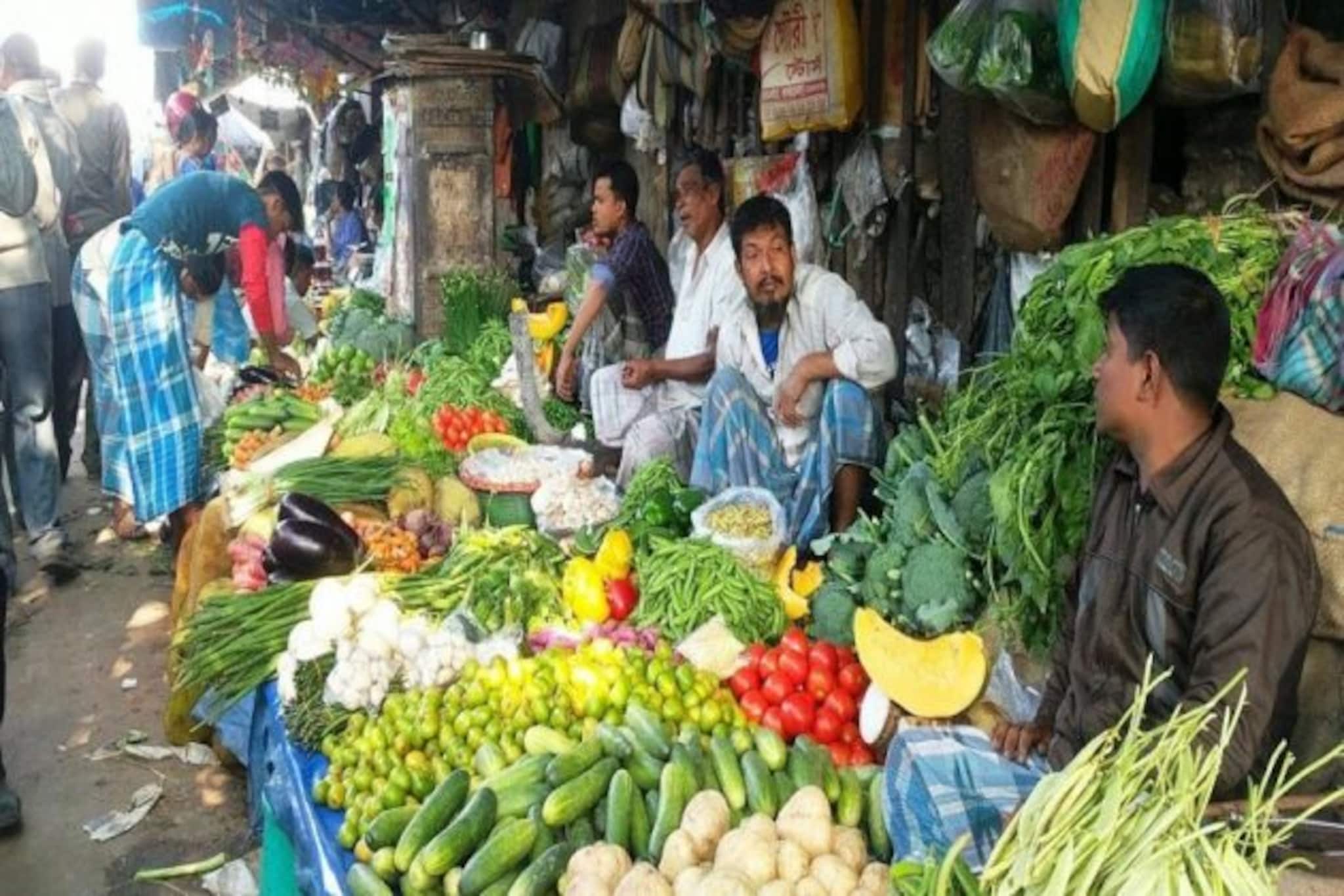 জিনিসের দাম একলাফে ৫ থেকে ১০ গুণ, কোলে মার্কেটে জোর বচসা