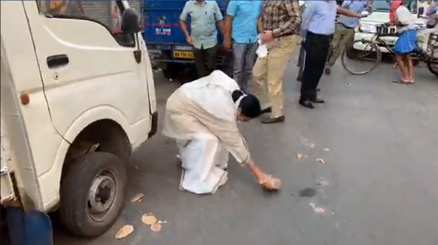 বাজারে কীভাবে দাঁড়াবেন এঁকে দেখান মুখ্যমন্ত্রী ৷ গতকালও সাংবাদিক সম্মেলনে ছবি এঁকে তিনি বুঝিয়েছিলেন বাজারে গিয়ে কিভাবে অন্যের থেকে দূরত্ব বজায় রাখবেন ৷ ইতিমধ্যেই কলকাতার কয়েকটি জায়গায় দোকানের সামনে গণ্ডি কেটে দেওয়া হয়েছে। যাতে একজনের থেকে আরেকজন নিরাপদ দূরত্ব বজায় রেখে দাঁড়াতে না ভোলেন। এদিনও মুখ্যমন্ত্রী নিজে হাতে আধলা ইঁট দিয়ে কেটে দেন লক্ষণরেখা ৷ বাজারে কীভাবে দাঁড়াবেন এঁকে দেখান মুখ্যমন্ত্রী ৷ গতকালও সাংবাদিক সম্মেলনে ছবি এঁকে তিনি বুঝিয়েছিলেন বাজারে গিয়ে কিভাবে অন্যের থেকে দূরত্ব বজায় রাখবেন ৷ ইতিমধ্যেই কলকাতার কয়েকটি জায়গায় দোকানের সামনে গণ্ডি কেটে দেওয়া হয়েছে। যাতে একজনের থেকে আরেকজন নিরাপদ দূরত্ব বজায় রেখে দাঁড়াতে না ভোলেন। এদিনও মুখ্যমন্ত্রী নিজে হাতে আধলা ইঁট দিয়ে কেটে দেন লক্ষণরেখা ৷