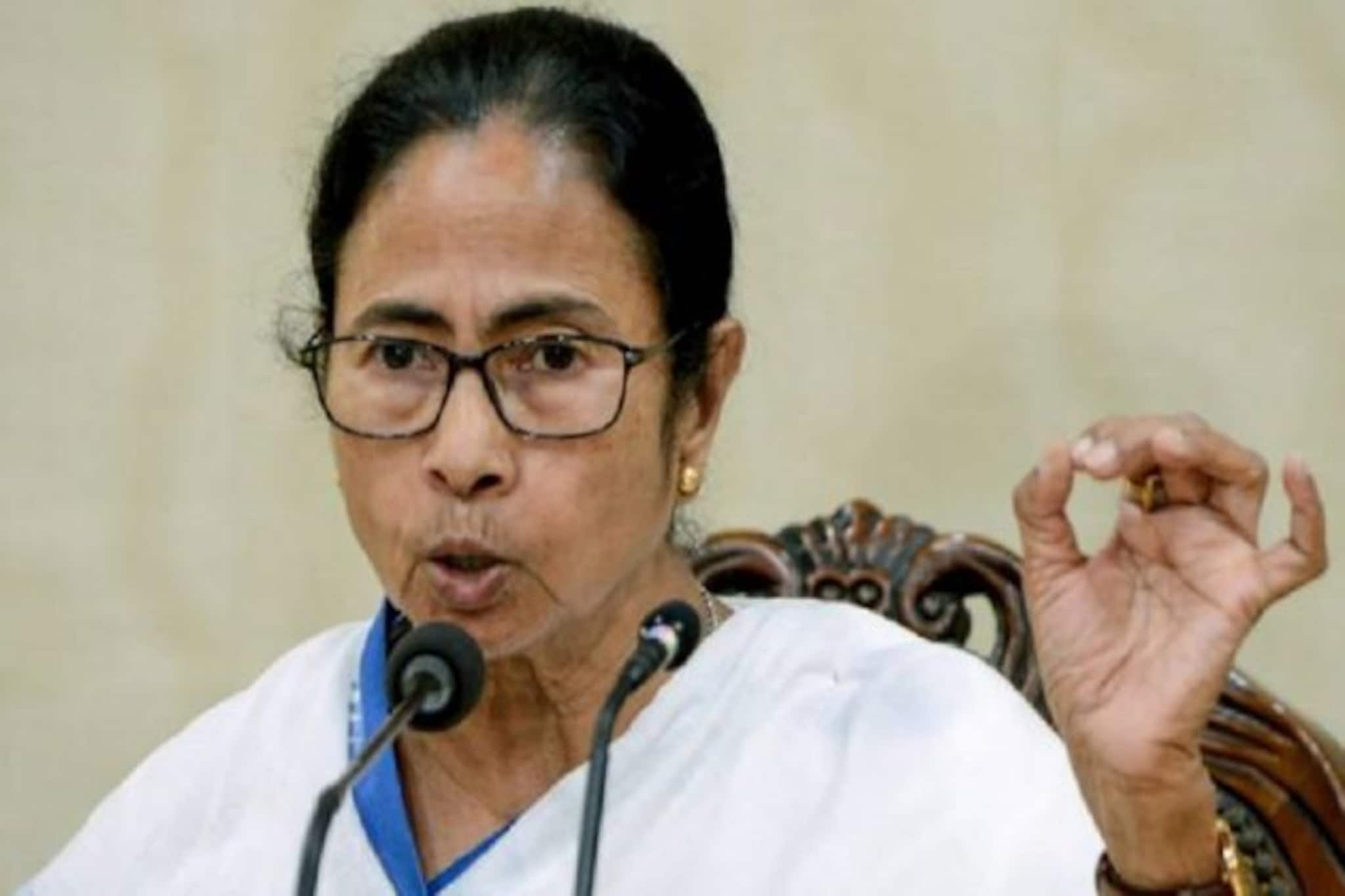 নিজের উপার্জন থেকে প্রধানমন্ত্রীর ত্রাণ তহবিলে বিপুল অঙ্কের টাকা দিলেন মমতা