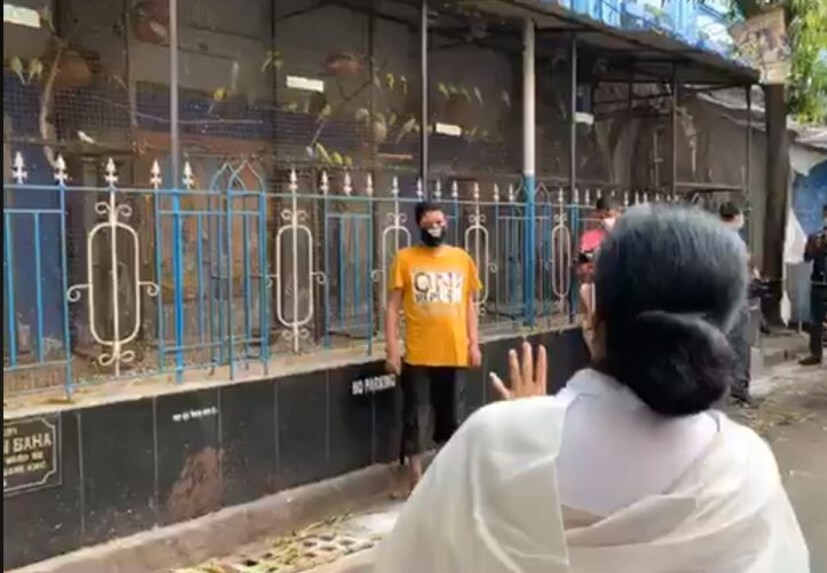 লক ডাউন চলাকালীন সাধারণ মানুষের যাতে কোনোরকম অসুবিধা না হয় এবং এই পরিস্থিতে মানুষের পাশাপাশি পশুপাখিদের রক্ষা করা সংক্রান্ত বিষয় খতিয়ে দেখতে রফি আহমেদ কিয়োদাই রোড সংলগ্ন এলাকাও পরিদর্শন করেন তিনি ৷ রফি আহমেদ কিদওয়াই রোডের পাখিরালয়ের পাখিদের চিড়িয়াখানায় রাখা হবে বলে এদিন জানান মমতা বন্দ্যোপাধ্যায় ৷
