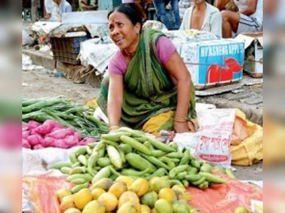 বাজারে হুড়োহুড়ি কম। কোলে মার্কেটে কমছে জিনিসপত্রের দাম। জেনে নিন বর্তামনে কত টাকায় বিক্রি হচ্ছে সবজি, ডিম--representative image বাজারে হুড়োহুড়ি কম। কোলে মার্কেটে কমছে জিনিসপত্রের দাম। জেনে নিন বর্তামনে কত টাকায় বিক্রি হচ্ছে সবজি, ডিম--representative image