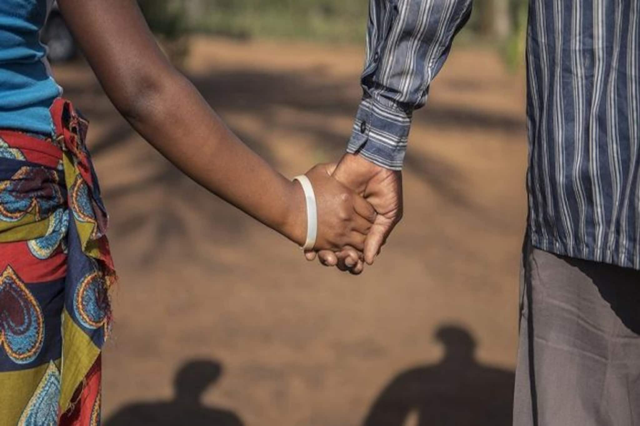 ফেরানো হয়েছিল জোর করে! ফের হবু বৌমার মায়ের সঙ্গে পালালেন বরের বাবা