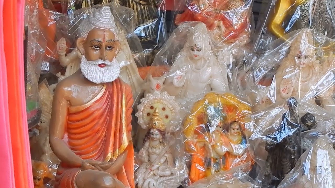 করোনা সতর্কতার জেরে রাজ্যজুড়ে জনগনকে সতর্ক করেও যে সবাই তা মানছেন না ৷ সেটা বিভিন্ন মন্দিরে এ ক’দিন গেলেই বঝা যাচ্ছিল ৷ বৃহস্পতিবার চাকলা ধাম বন্ধ হওয়ার আগেও দেখা গিয়েছে মন্দির চত্ত্বরে প্রচুর ভক্তের ভিড় ৷ করোনা সতর্কতার জেরে রাজ্যজুড়ে জনগনকে সতর্ক করেও যে সবাই তা মানছেন না ৷ সেটা বিভিন্ন মন্দিরে এ ক’দিন গেলেই বঝা যাচ্ছিল ৷ বৃহস্পতিবার চাকলা ধাম বন্ধ হওয়ার আগেও দেখা গিয়েছে মন্দির চত্ত্বরে প্রচুর ভক্তের ভিড় ৷