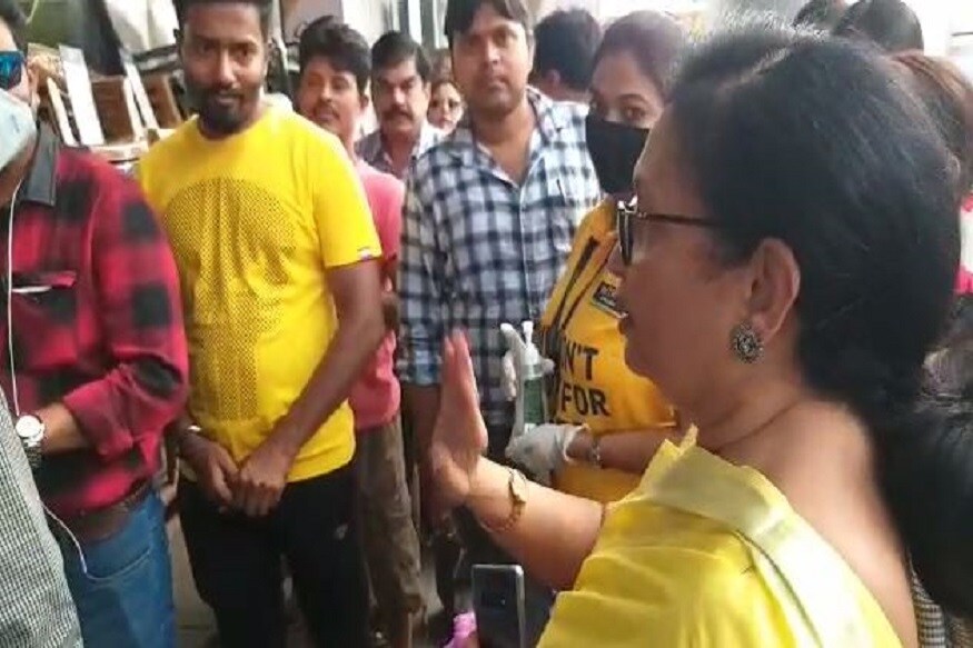 ▪এর পাশাপাশি সবাইকে সচেতন করতে রাস্তায় নেমেছেন রাজ্যের মন্ত্রী চন্দ্রিমা ভট্টাচার্য৷ চাল-ডাল-তেল-নুন কিনতে যা লম্বা লাইনে দাঁড়িয়েছে, তাদের তিনি নিজে আশ্বস্ত করেছেন যে রাজ্যে পর্যাপ্ত খাদ্য মজুত রয়েছে৷ কোনও গুজবে কান না দিতে তিনিও অনুরোধ করেছেন শহরবাসীকে৷ একইভাবে রাজ্যবাসীকে আশ্বস্ত করেছেন খাদ্যমন্ত্রী জ্যোতিপ্রিয় মল্লিক৷ ▪এর পাশাপাশি সবাইকে সচেতন করতে রাস্তায় নেমেছেন রাজ্যের মন্ত্রী চন্দ্রিমা ভট্টাচার্য৷ চাল-ডাল-তেল-নুন কিনতে যা লম্বা লাইনে দাঁড়িয়েছে, তাদের তিনি নিজে আশ্বস্ত করেছেন যে রাজ্যে পর্যাপ্ত খাদ্য মজুত রয়েছে৷ কোনও গুজবে কান না দিতে তিনিও অনুরোধ করেছেন শহরবাসীকে৷ একইভাবে রাজ্যবাসীকে আশ্বস্ত করেছেন খাদ্যমন্ত্রী জ্যোতিপ্রিয় মল্লিক৷