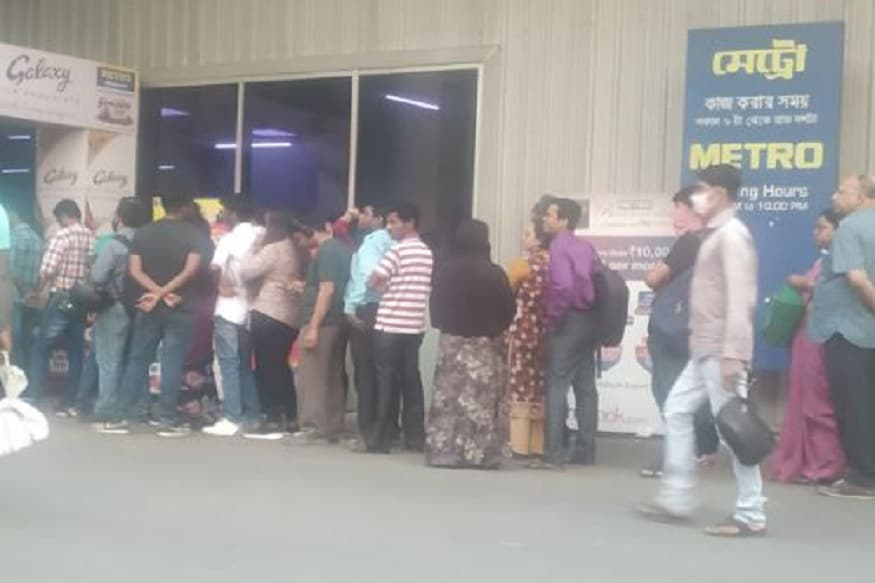 ▪কলকাতার মেট্রো ক্যাশ অ্যান্ড ক্যারির সামনে রয়েছে লম্বা লাইন৷ পাছে দোকান বন্ধ হয়ে যায়, এবং প্রয়োজনীয় দ্রব্যের আকাল পড়ে! তাই আগে থেকে সংসারের জিনিষ গুছিয়ে রাখতে চাইছেন শহরবাসী৷ ▪কলকাতার মেট্রো ক্যাশ অ্যান্ড ক্যারির সামনে রয়েছে লম্বা লাইন৷ পাছে দোকান বন্ধ হয়ে যায়, এবং প্রয়োজনীয় দ্রব্যের আকাল পড়ে! তাই আগে থেকে সংসারের জিনিষ গুছিয়ে রাখতে চাইছেন শহরবাসী৷