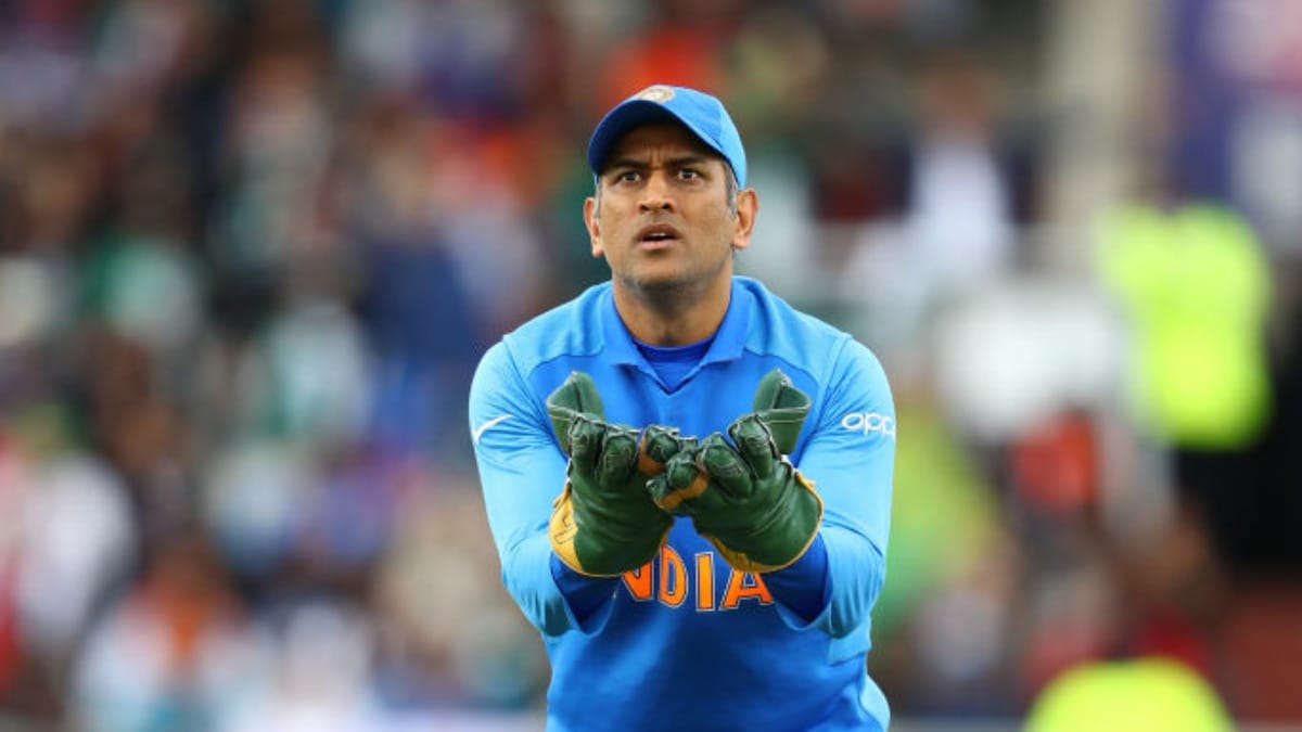 শনিবার আচমকাই আন্তর্জাতিক ক্রিকেট থেকে অবসর নিয়েছেন এম এস ধোনি৷ যদিও তাঁকে নিয়ে আলোচনা থেমে থাকছে না৷ সাধারণ ক্রিকেট ভক্ত থেকে শুরু করে প্রাক্তন বা বর্তমান ক্রিকেটার, বাইশ গজে ধোনির নানা কীর্তি নিয়ে আলোচনা যেন থামতেই চাইছে না৷ শনিবার আচমকাই আন্তর্জাতিক ক্রিকেট থেকে অবসর নিয়েছেন এম এস ধোনি৷ যদিও তাঁকে নিয়ে আলোচনা থেমে থাকছে না৷ সাধারণ ক্রিকেট ভক্ত থেকে শুরু করে প্রাক্তন বা বর্তমান ক্রিকেটার, বাইশ গজে ধোনির নানা কীর্তি নিয়ে আলোচনা যেন থামতেই চাইছে না৷