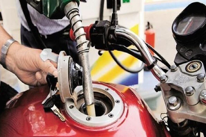 বিশ্বের সবচেয়ে বড় তেল সংস্থা Saudi Aramco অপরিশোধিত তেলের উৎপাদন বৃদ্ধির সিদ্ধান্ত নিয়েছে ৷ এর জেরে অপরিশোধিত তেলের দাম অনেকটাই কমেছে ৷ উৎপাদন ও দাম নিয়ে সৌদি আরব বনাম রাশিয়ার তেল যুদ্ধের জের, গত তিন দশকে সর্বোচ্চ হারে কমল তেলের দাম। অপরিশোধিত তেলের দাম কমল প্রায় ৩০শতাংশ। বিশ্ব বাজারে অপরিশোধিত তেলের দাম ৪ বছরে সবচেয়ে কম। তেলের দাম এতটা কমে যাওয়া সত্ত্বেও দেখে নিন দেশের সেই সব জায়গার বিষয়ে যেখানে সবচেয়ে বেশি দামে বিক্রি হচ্ছে পেট্রোল ৷ বিশ্বের সবচেয়ে বড় তেল সংস্থা Saudi Aramco অপরিশোধিত তেলের উৎপাদন বৃদ্ধির সিদ্ধান্ত নিয়েছে ৷ এর জেরে অপরিশোধিত তেলের দাম অনেকটাই কমেছে ৷ উৎপাদন ও দাম নিয়ে সৌদি আরব বনাম রাশিয়ার তেল যুদ্ধের জের, গত তিন দশকে সর্বোচ্চ হারে কমল তেলের দাম। অপরিশোধিত তেলের দাম কমল প্রায় ৩০শতাংশ। বিশ্ব বাজারে অপরিশোধিত তেলের দাম ৪ বছরে সবচেয়ে কম। তেলের দাম এতটা কমে যাওয়া সত্ত্বেও দেখে নিন দেশের সেই সব জায়গার বিষয়ে যেখানে সবচেয়ে বেশি দামে বিক্রি হচ্ছে পেট্রোল ৷