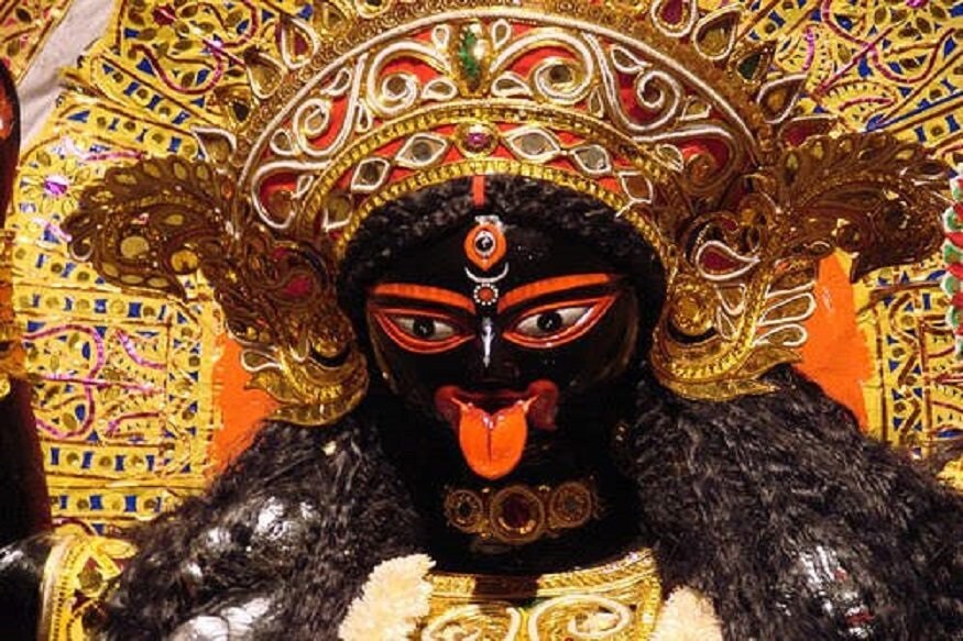 প্রণাম মন্ত্র-‘ওঁ ক্রীং ক্রীং হৃং হৃং হিং হিং দক্ষিণে কালীকে ক্রীং ক্রীং ক্রীং হৃং হৃং হ্রীং হ্রীং হ্রীং স্বহা।ওঁ কালী কালী মহাকালী কালীকে পাপহারিণীধর্মার্থমোক্ষদে দেবী নারায়ণী নমোস্তুতে।’ প্রণাম মন্ত্র-‘ওঁ ক্রীং ক্রীং হৃং হৃং হিং হিং দক্ষিণে কালীকে ক্রীং ক্রীং ক্রীং হৃং হৃং হ্রীং হ্রীং হ্রীং স্বহা।ওঁ কালী কালী মহাকালী কালীকে পাপহারিণীধর্মার্থমোক্ষদে দেবী নারায়ণী নমোস্তুতে।’