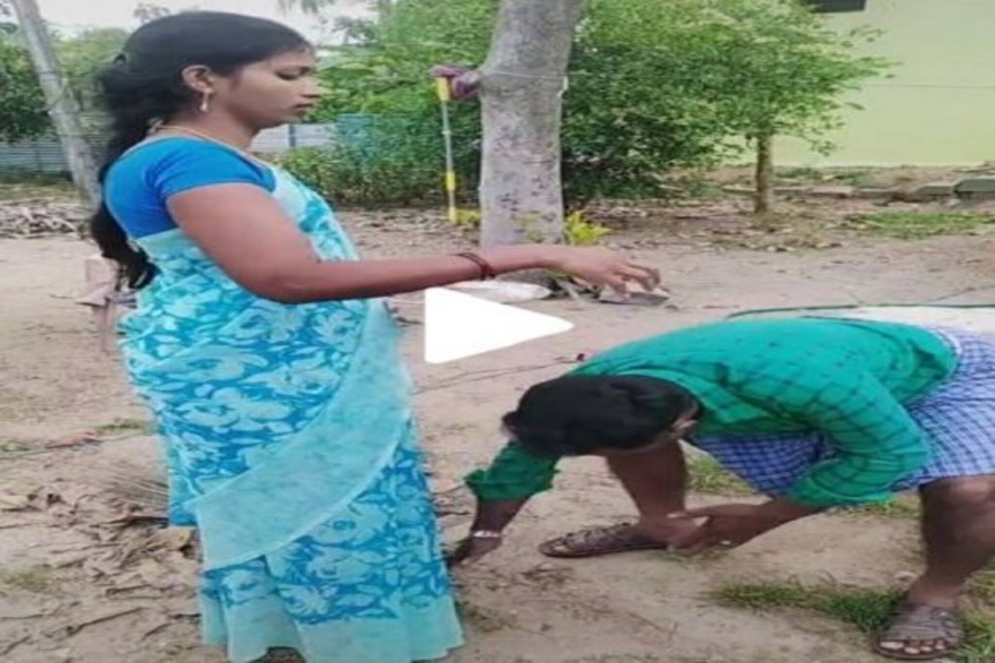 #Tiktiok: স্ত্রী-কে প্রণাম করে বাসন মাজতে গেলেন স্বামী, ভিডিও দুরন্ত ভাইরাল