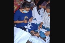 এসি কোচের বেডশিট কেটে তৈরি হচ্ছে মাস্ক! লকডাউনে কাজে ব্যস্ত রেলের মহিলা কর্মীরা এসি কোচের বেডশিট কেটে তৈরি হচ্ছে মাস্ক! লকডাউনে কাজে ব্যস্ত রেলের মহিলা কর্মীরা