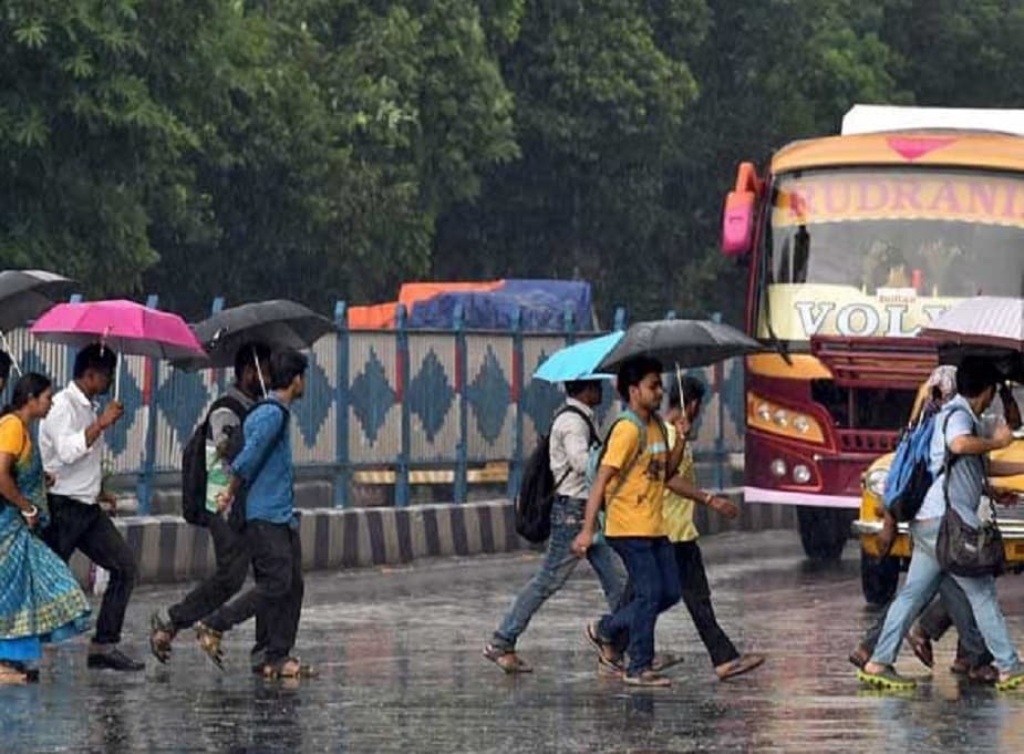 উত্তরবঙ্গের ঝড়-বৃষ্টির সঙ্গে শিলা বৃষ্টি হওয়ার প্রবল সম্ভাবনা। দার্জিলিং, জলপাইগুড়ি, কালিম্পং, আলিপুরদুয়ার, কোচবিহারে বজ্রবিদ্যুৎ সহ বৃষ্টি এবং সঙ্গে ৩০ থেকে ৪০ কিলোমিটার ঘন্টায় গতিবেগে ঝড়ো হাওয়া বইতে পারে। উত্তরবঙ্গের বাকি জেলাগুলিতেও বজ্রবিদ্যুৎ সহ বৃষ্টির পূর্বাভাস দিয়েছে আবহাওয়া দপ্তর। উত্তরবঙ্গের ঝড়-বৃষ্টির সঙ্গে শিলা বৃষ্টি হওয়ার প্রবল সম্ভাবনা। দার্জিলিং, জলপাইগুড়ি, কালিম্পং, আলিপুরদুয়ার, কোচবিহারে বজ্রবিদ্যুৎ সহ বৃষ্টি এবং সঙ্গে ৩০ থেকে ৪০ কিলোমিটার ঘন্টায় গতিবেগে ঝড়ো হাওয়া বইতে পারে। উত্তরবঙ্গের বাকি জেলাগুলিতেও বজ্রবিদ্যুৎ সহ বৃষ্টির পূর্বাভাস দিয়েছে আবহাওয়া দপ্তর।