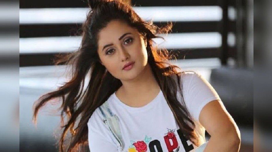 পিঙ্কভিলাতে দেওয়া সাক্ষাৎকারে তিনি জানিয়েছেন,‘আমার এখনও মনে রয়ে গিয়েছে যে কেউ আমাকে বলেছিল যে কাস্টিং কাউচের মধ্যে দিয়ে না গেলে আমাকে কাজ দেওয়া বন্ধ করে দেওয়া হবে ৷ তার নাম ছিল সুরজ ৷ আমি জানি না সে এখনও কোথায় ৷ কিন্তু প্রথমবার যখন তার সঙ্গে দেখা হয় সে আমার ফিগার সম্বন্ধে জিজ্ঞাসা করেছিল ৷ সেই সময় এর মানে কী তা আমি জানতাম না ৷ আমি পরিষ্কার জানিয়ে দিয়েছিলাম যে এই বিষয়ে আমি কী জানি না ৷ তিনি আমার জীবনের প্রথম মানুষ যে আমার সুযোগ নেওয়ার চেষ্টা করেছিল ৷’ পিঙ্কভিলাতে দেওয়া সাক্ষাৎকারে তিনি জানিয়েছেন,‘আমার এখনও মনে রয়ে গিয়েছে যে কেউ আমাকে বলেছিল যে কাস্টিং কাউচের মধ্যে দিয়ে না গেলে আমাকে কাজ দেওয়া বন্ধ করে দেওয়া হবে ৷ তার নাম ছিল সুরজ ৷ আমি জানি না সে এখনও কোথায় ৷ কিন্তু প্রথমবার যখন তার সঙ্গে দেখা হয় সে আমার ফিগার সম্বন্ধে জিজ্ঞাসা করেছিল ৷ সেই সময় এর মানে কী তা আমি জানতাম না ৷ আমি পরিষ্কার জানিয়ে দিয়েছিলাম যে এই বিষয়ে আমি কী জানি না ৷ তিনি আমার জীবনের প্রথম মানুষ যে আমার সুযোগ নেওয়ার চেষ্টা করেছিল ৷’